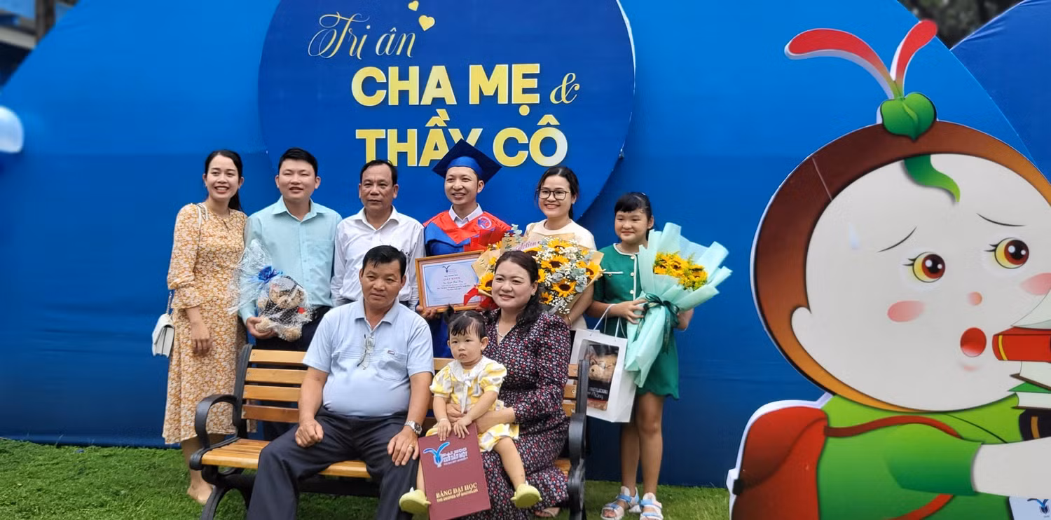 Tham dự chung vui cùng trường còn có phụ huynh, gia đình, bạn bè của các tân khoa.