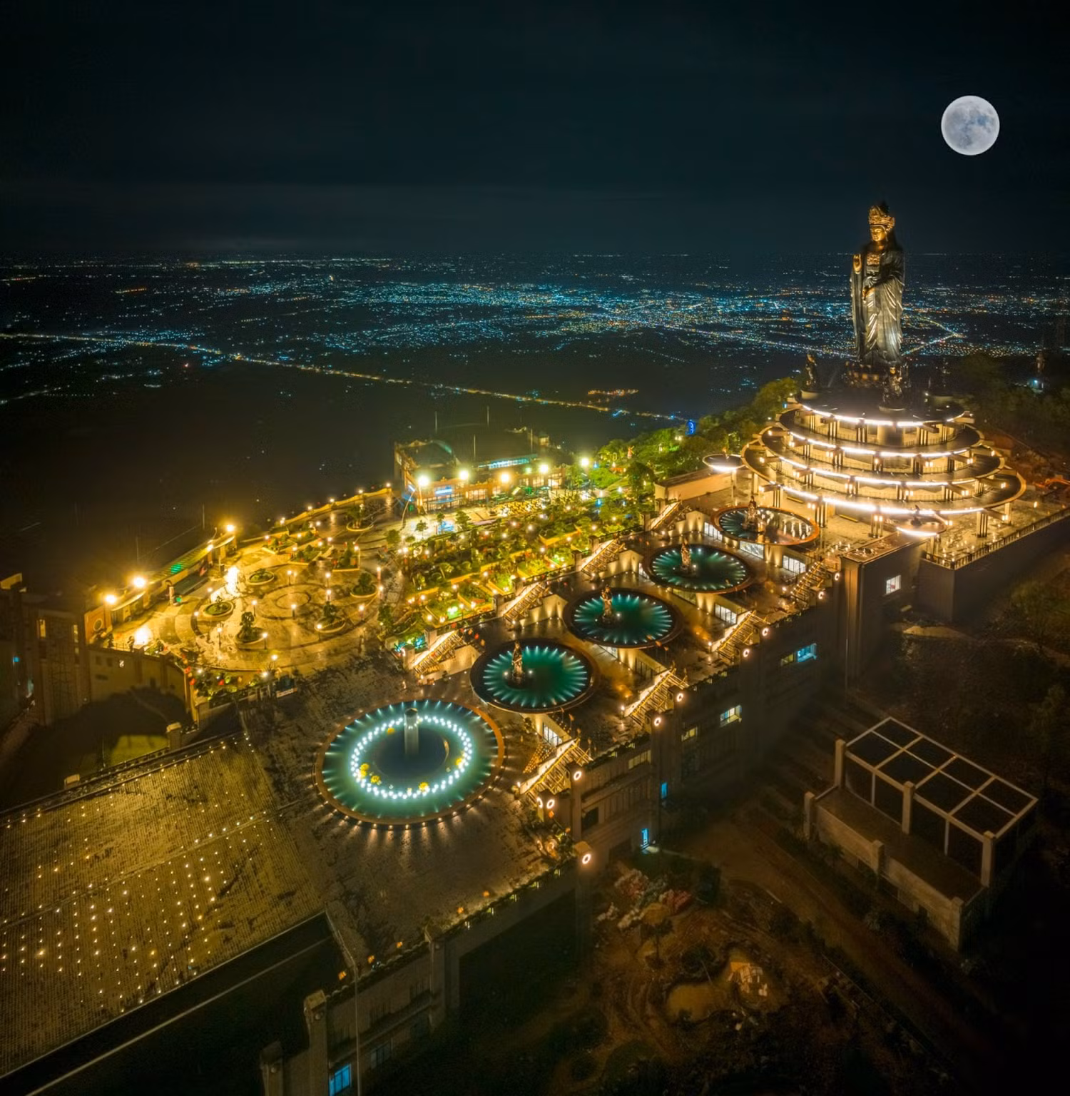 Đỉnh núi Bà Đen lung linh khi đêm về. Ảnh: Nguyễn Minh Tú Đỉnh núi Bà Đen lung linh khi đêm về. Ảnh: Nguyễn Minh Tú