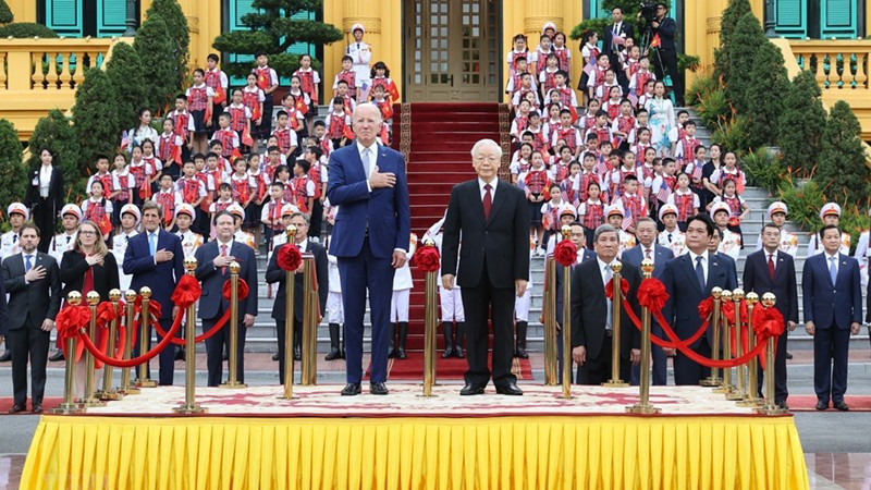 Tổng Bí thư Nguyễn Phú Trọng và Tổng thống Hoa Kỳ Joe Biden trên bục danh dự, thực hiện nghi thức chào cờ. (Ảnh: TTXVN) Tổng Bí thư Nguyễn Phú Trọng và Tổng thống Hoa Kỳ Joe Biden trên bục danh dự, thực hiện nghi thức chào cờ. (Ảnh: TTXVN)