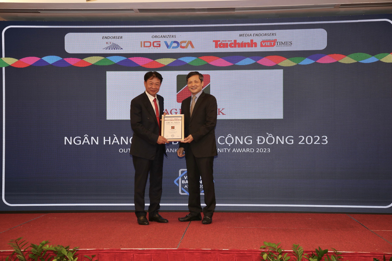 Ông Vũ Viết Ngoạn – Chủ tịch Ủy ban giám sát Tài chính Quốc gia (phải) trao Giải thưởng “Ngân hàng tiêu biểu vì cộng đồng” cho đại diện Agribank. Ông Vũ Viết Ngoạn – Chủ tịch Ủy ban giám sát Tài chính Quốc gia (phải) trao Giải thưởng “Ngân hàng tiêu biểu vì cộng đồng” cho đại diện Agribank.