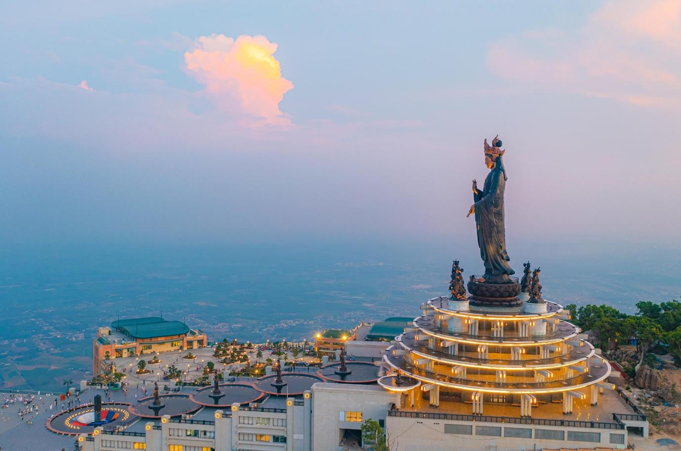 Tượng Phật Bà trên khối nhà trưng bày triển lãm Nghệ thuật Phật giáo Tượng Phật Bà trên khối nhà trưng bày triển lãm Nghệ thuật Phật giáo