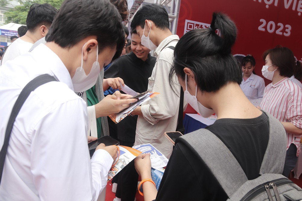 Sinh viên tham gia trải nghiệm và nhận quà tại các gian trưng bày của doanh nghiệp.