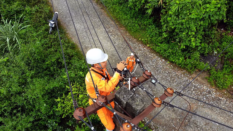 Kiểm tra tình trạng làm việc của máy cắt 0,4kV