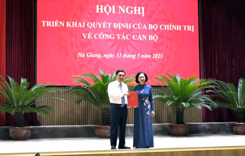 Đồng chí Trương Thị Mai trao quyết định của Bộ Chính trị giao đồng chí Nguyễn Mạnh Dũng giữ chức Quyền Bí thư Tỉnh ủy Hà Giang. Đồng chí Trương Thị Mai trao quyết định của Bộ Chính trị giao đồng chí Nguyễn Mạnh Dũng giữ chức Quyền Bí thư Tỉnh ủy Hà Giang.