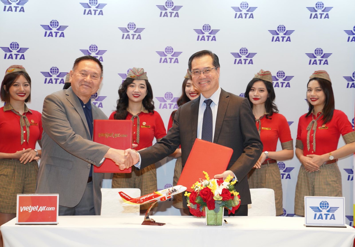 Ông Philip Goh - Phó Chủ tịch IATA khu vực Châu Á - Thái Bình Dương và Phó Tổng giám đốc Vietjet, Chủ tịch Học viện Hàng không Vietjet, ông Lương Thế Phúc (trái) ký kết hợp tác đưa Học viện Hàng không Vietjet tham gia mạng lưới đào tạo quốc tế của IATA Ông Philip Goh - Phó Chủ tịch IATA khu vực Châu Á - Thái Bình Dương và Phó Tổng giám đốc Vietjet, Chủ tịch Học viện Hàng không Vietjet, ông Lương Thế Phúc (trái) ký kết hợp tác đưa Học viện Hàng không Vietjet tham gia mạng lưới đào tạo quốc tế của IATA