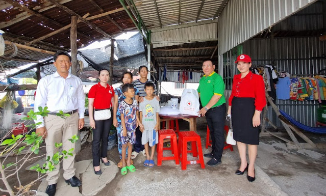 Gia đình anh Trần Văn Cọp vui mừng nhận quà từ Nutifood và Hội Chữ Thập đỏ tỉnh Kiên Giang Gia đình anh Trần Văn Cọp vui mừng nhận quà từ Nutifood và Hội Chữ Thập đỏ tỉnh Kiên Giang