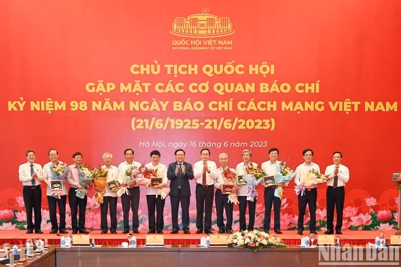 Chủ tịch Quốc hội Vương Đình Huệ và các Phó Chủ tịch Quốc hội trao quà lưu niệm cho các nhà báo lão thành tại buổi gặp mặt. (Ảnh: Duy Linh) Chủ tịch Quốc hội Vương Đình Huệ và các Phó Chủ tịch Quốc hội trao quà lưu niệm cho các nhà báo lão thành tại buổi gặp mặt. (Ảnh: Duy Linh)