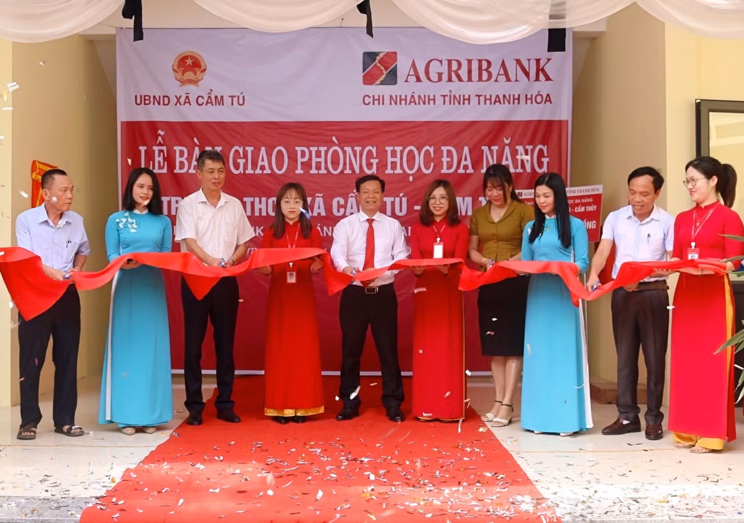 Công trình 4 phòng học đa năng cho Trường Trung học cơ sở Cẩm Tú (Cẩm Thủy, Thanh Hóa) được Agribank hỗ trợ 2,4 tỷ đồng đã được khánh thành trong niềm hân hoan của thầy và trò.