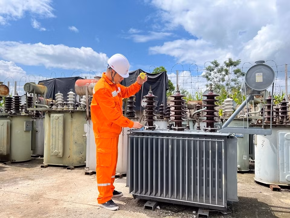 Công nhân Điện lực kiểm tra các máy biến áp dự phòng.