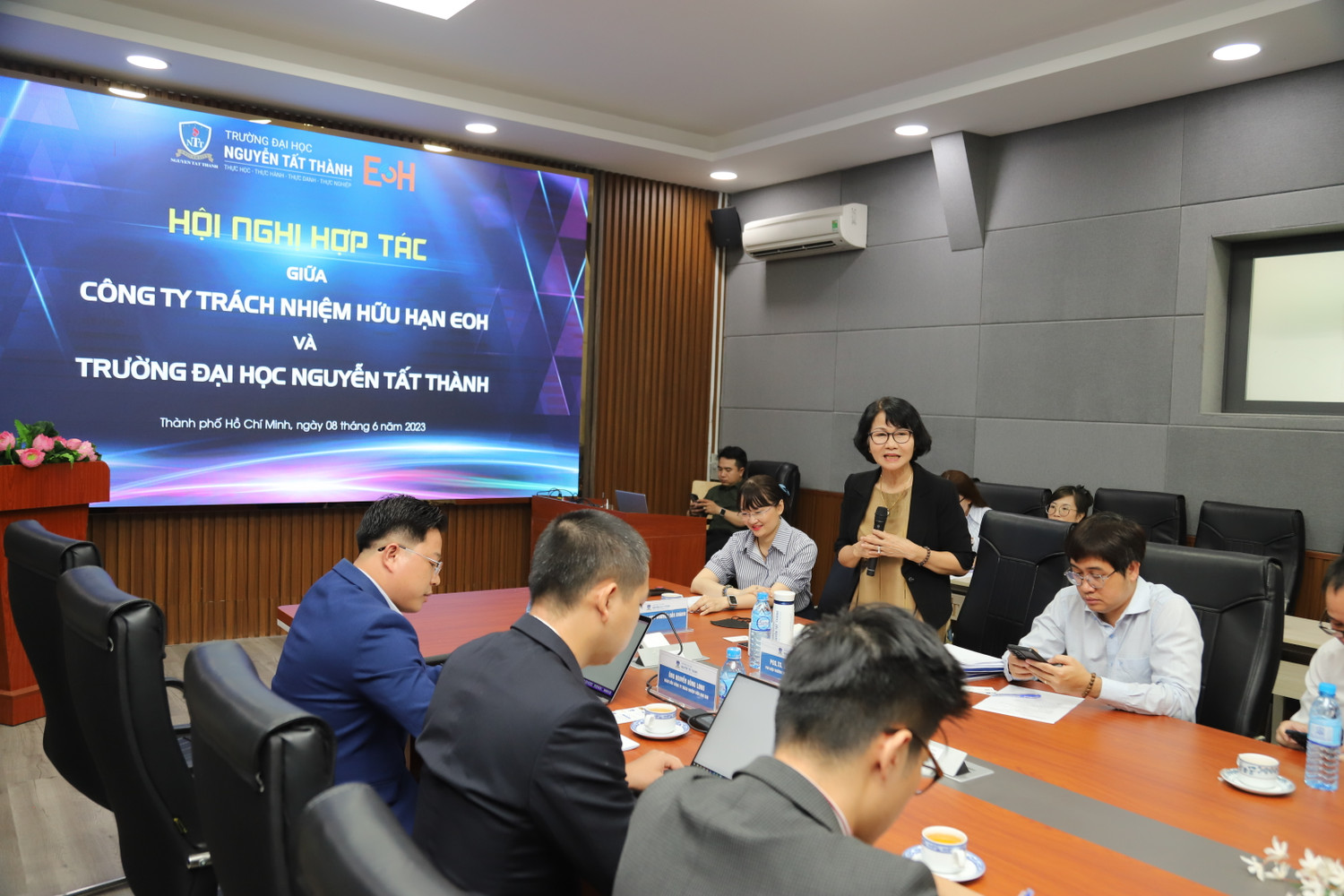 Phó Giáo sư, Tiến sĩ Trần Thị Hồng - Phó hiệu trưởng nhấn mạnh, Trường Đại học Nguyễn Tất Thành luôn dành sự quan tâm đặc biệt cho công tác liên kết doanh nghiệp, chính vì thế mạng lưới doanh nghiệp thành viên đã lên đến con số 2000