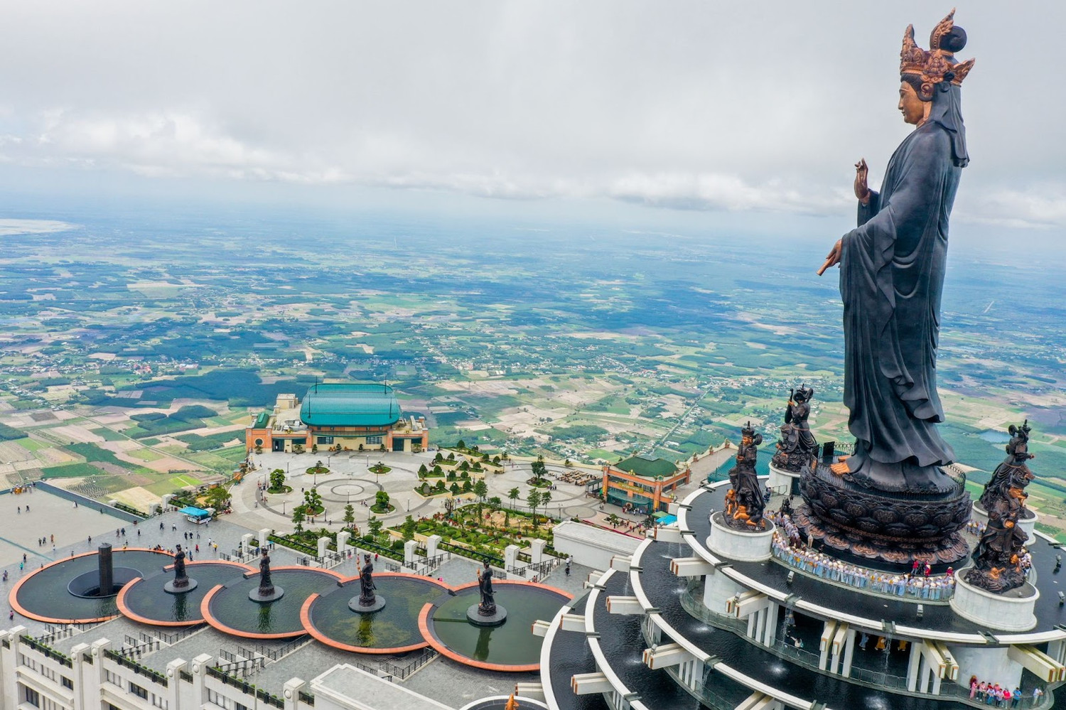 Sau lễ Bế mạc Đại giới đàn Tâm Hoà X vào sáng ngày 8/8, 300 chư tôn đức, tăng ni và giới tử đã lên đỉnh Bà Đen, chiêm bái bức tượng Phật Bà Tây Bổ Đà Sơn trên đỉnh núi cao nhất châu Á cùng khu triển lãm Phật giáo quy mô dưới chân tượng. Ảnh: Sun World Ba Den Mountain Sau lễ Bế mạc Đại giới đàn Tâm Hoà X vào sáng ngày 8/8, 300 chư tôn đức, tăng ni và giới tử đã lên đỉnh Bà Đen, chiêm bái bức tượng Phật Bà Tây Bổ Đà Sơn trên đỉnh núi cao nhất châu Á cùng khu triển lãm Phật giáo quy mô dưới chân tượng. Ảnh: Sun World Ba Den Mountain