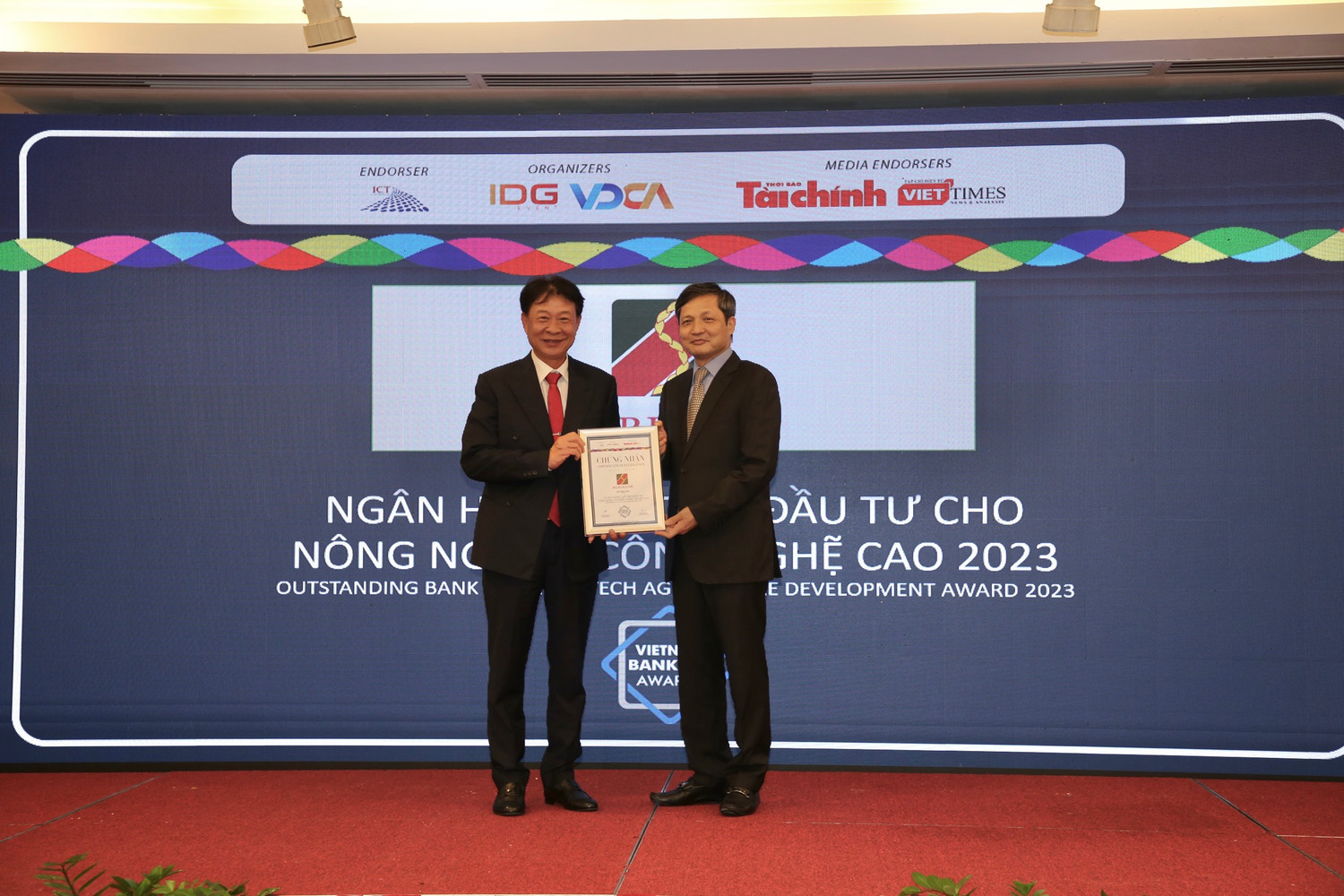 Đại diện Agribank (trái) nhận Giải thưởng “Ngân hàng hỗ trợ đầu tư cho nông nghiệp công nghệ cao”. Đại diện Agribank (trái) nhận Giải thưởng “Ngân hàng hỗ trợ đầu tư cho nông nghiệp công nghệ cao”.