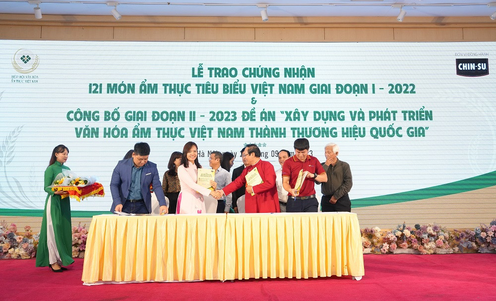 Đại diện nhãn hàng CHIN-SU (Masan Consumer) và Hiệp hội Văn hóa Ẩm thực Việt Nam cùng ký kết thỏa thuận hợp tác chiến lược tại sự kiện. Đại diện nhãn hàng CHIN-SU (Masan Consumer) và Hiệp hội Văn hóa Ẩm thực Việt Nam cùng ký kết thỏa thuận hợp tác chiến lược tại sự kiện.