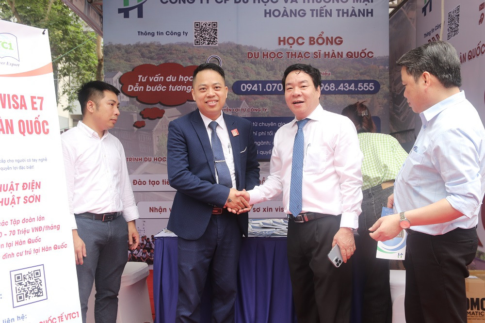 Phó Giáo sư Vũ Đình Ngọ tham quan gian trưng bày của Công ty Cổ phần và Du học Thương Mại Hoàng Tiến Thành.