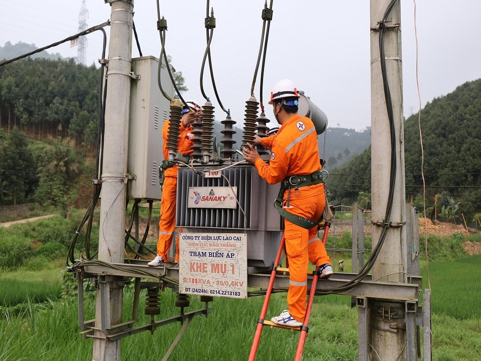 Công nhân điện lực Lào Cai thay máy biến áp Công nhân điện lực Lào Cai thay máy biến áp