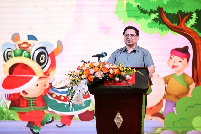 Thủ tướng mong các cháu thiếu niên, nhi đồng "hãy luôn vững tin, lạc quan điều trị bệnh tật, cố gắng vượt qua khó khăn, nghịch cảnh, hướng tới một tương lai tươi đẹp". Ảnh: VGP/Nhật Bắc