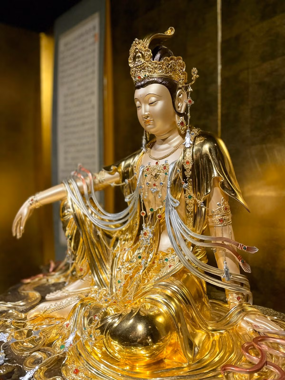 Tôn tượng “Quán âm thuỷ nguyệt” sẽ được trưng bày tại triển lãm “Tây Bổ Đà vô lượng đại bi hoá thân”. Ảnh: Phạm Nghiêm Trai Tôn tượng “Quán âm thuỷ nguyệt” sẽ được trưng bày tại triển lãm “Tây Bổ Đà vô lượng đại bi hoá thân”. Ảnh: Phạm Nghiêm Trai