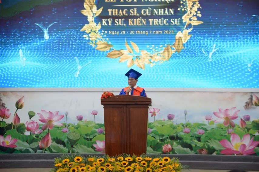 Tiến sĩ Nguyễn Quốc Cường – Hiệu trưởng Trường Đại học Thủ Dầu Một phát biểu tại buổi lễ.