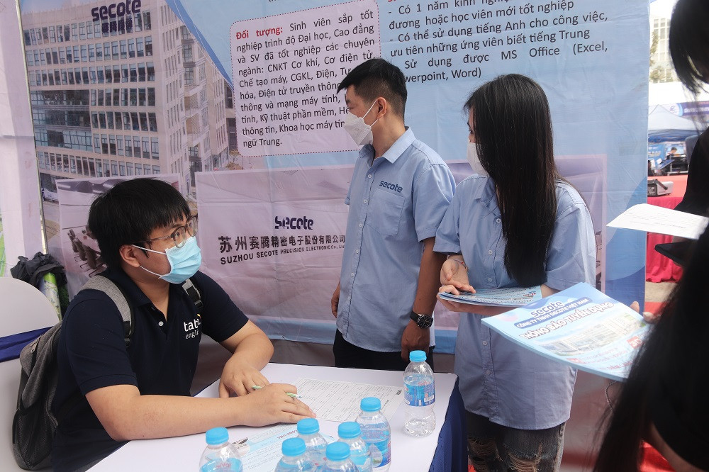 Sinh viên trường Đại học Điện lực lắng nghe chia sẻ từ doanh nghiệp về vị trí tuyển dụng.