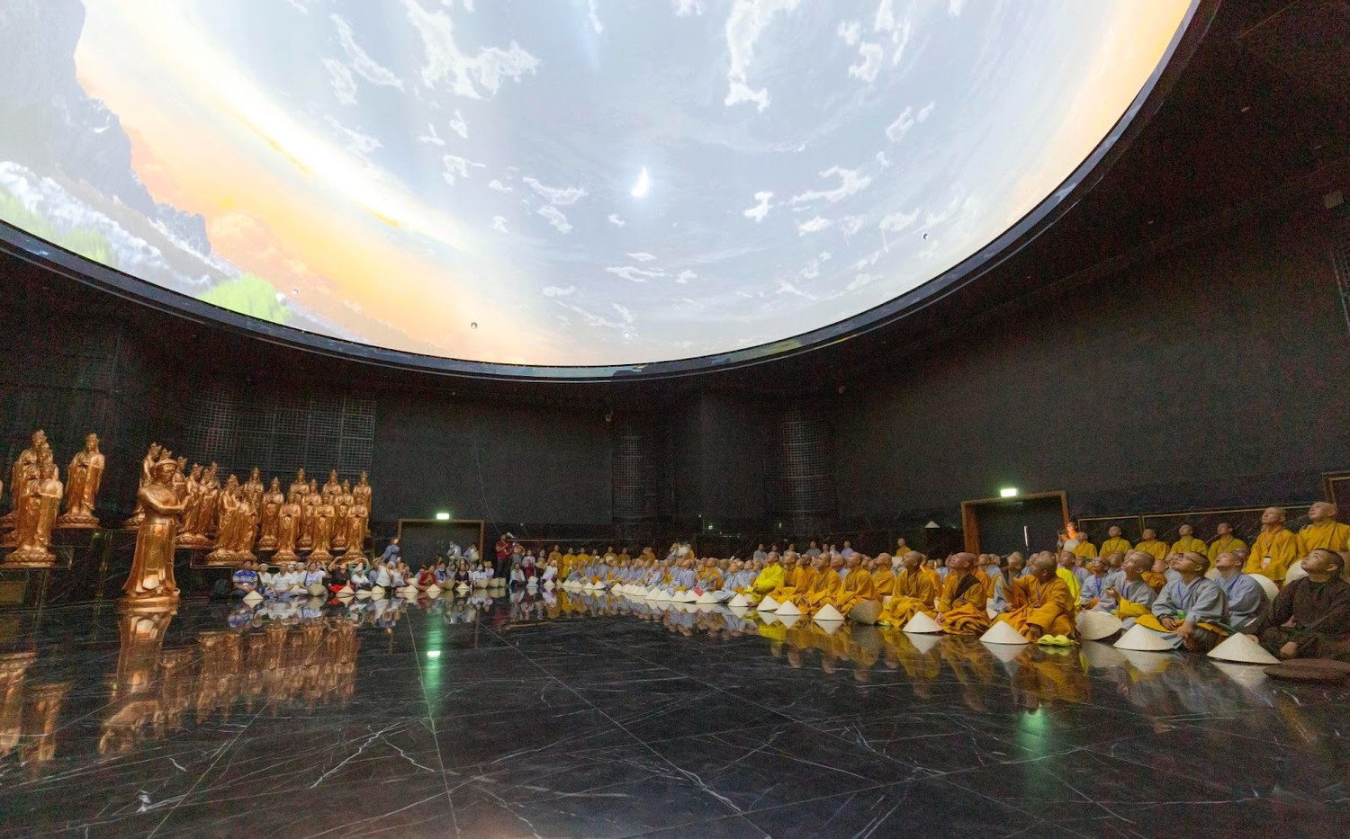 Khu chiếu phim 3D mapping là nơi các giới tử tìm hiểu và khám phá về Vũ trụ trong quan niệm của Phật Giáo thông qua công nghệ chiếu phim video mapping với các thiết bị trình chiếu, âm thanh hiện đại hàng đầu thế giới. Ảnh: Giang Châu Phương Khu chiếu phim 3D mapping là nơi các giới tử tìm hiểu và khám phá về Vũ trụ trong quan niệm của Phật Giáo thông qua công nghệ chiếu phim video mapping với các thiết bị trình chiếu, âm thanh hiện đại hàng đầu thế giới. Ảnh: Giang Châu Phương