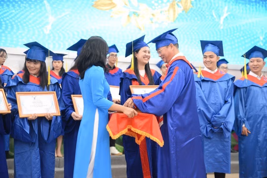 Trong hai ngày 29 và 30/7/2023, Trường Đại học Thủ Dầu Một tổ chức Lễ tốt nghiệp cho gần 1.600 tân thạc sĩ, cử nhân, kỹ sư, kiến trúc sư năm 2023.