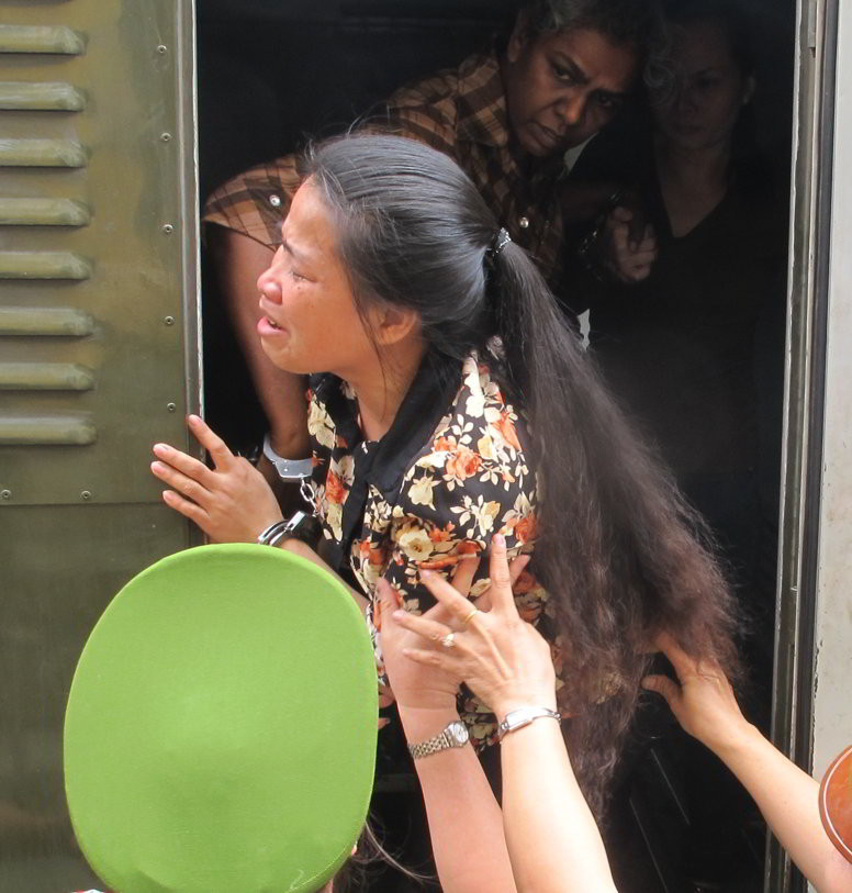 Hom Konsal ngoái nhìn người thân khi được áp giải ra xe sau phiên tòa. Hom Konsal ngoái nhìn người thân khi được áp giải ra xe sau phiên tòa.