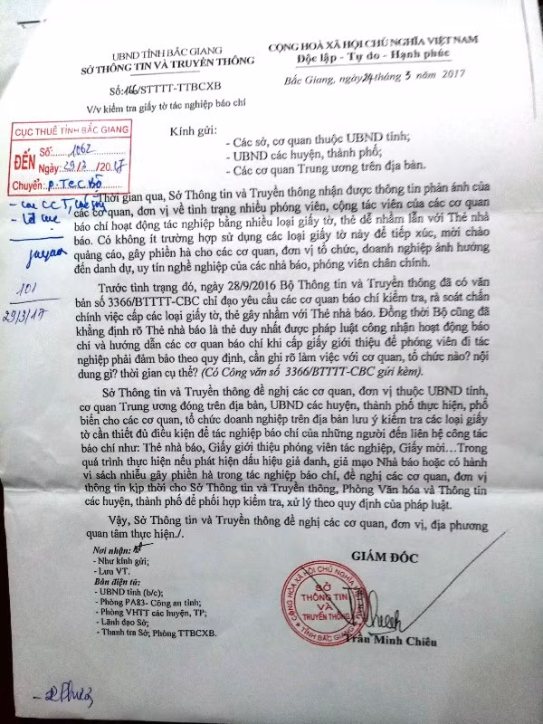Sau khi đọc xong văn bản của Sở Thông tin và Truyền thông tỉnh Bắc Giang ông Đỗ Văn Minh vẫn khẳng định phải có Thẻ nhà báo mới được làm việc. Tuy nhiên phóng viên phải mất rất nhiều thời gian giải thích, trình bày các quy định về hoạt động báo chí ông Minh mới chấp nhận và hẹn lịch làm việc (ảnh Trực Ngôn) Sau khi đọc xong văn bản của Sở Thông tin và Truyền thông tỉnh Bắc Giang ông Đỗ Văn Minh vẫn khẳng định phải có Thẻ nhà báo mới được làm việc. Tuy nhiên phóng viên phải mất rất nhiều thời gian giải thích, trình bày các quy định về hoạt động báo chí ông Minh mới chấp nhận và hẹn lịch làm việc (ảnh Trực Ngôn)