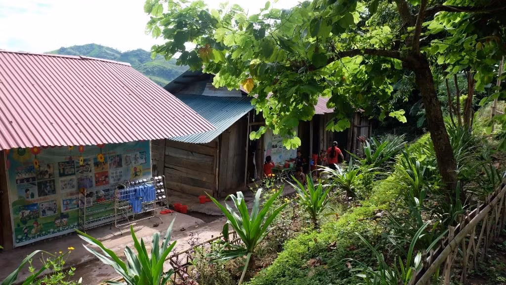 Cô giáo Kía đang xếp lớp nhà trẻ.