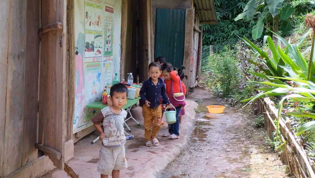Sắp xếp đồ ăn, thức đựng của mình vào chỗ cho ngăn nắp