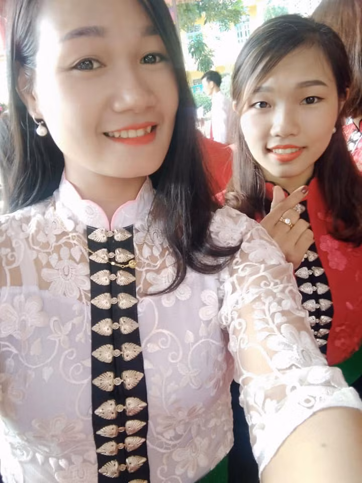 Hai cô giáo ở điểm trường Huổi Lụ 1. (Áo trắng là cô Tòng Thị Lan, áo đỏ là cô Mỹ Trinh) (Ảnh nhân vật cung cấp)