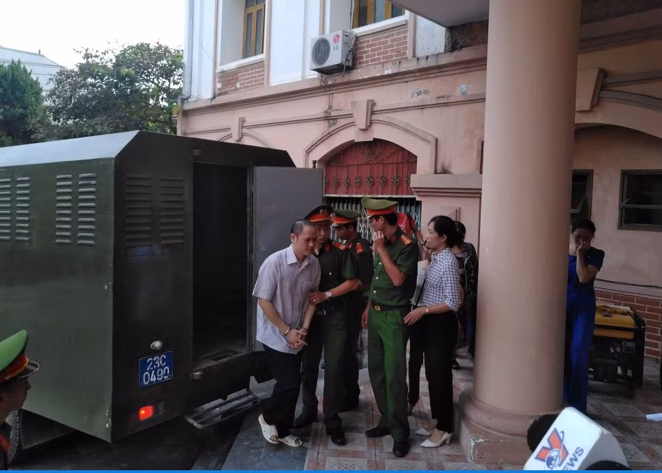 Bị cáo Vũ Trọng Lương bị dẫn giải đến phiên tòa. ảnh: Trần Phương.