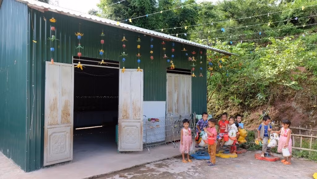 Học sinh lớp mẫu giáo lớn đang tự chơi.