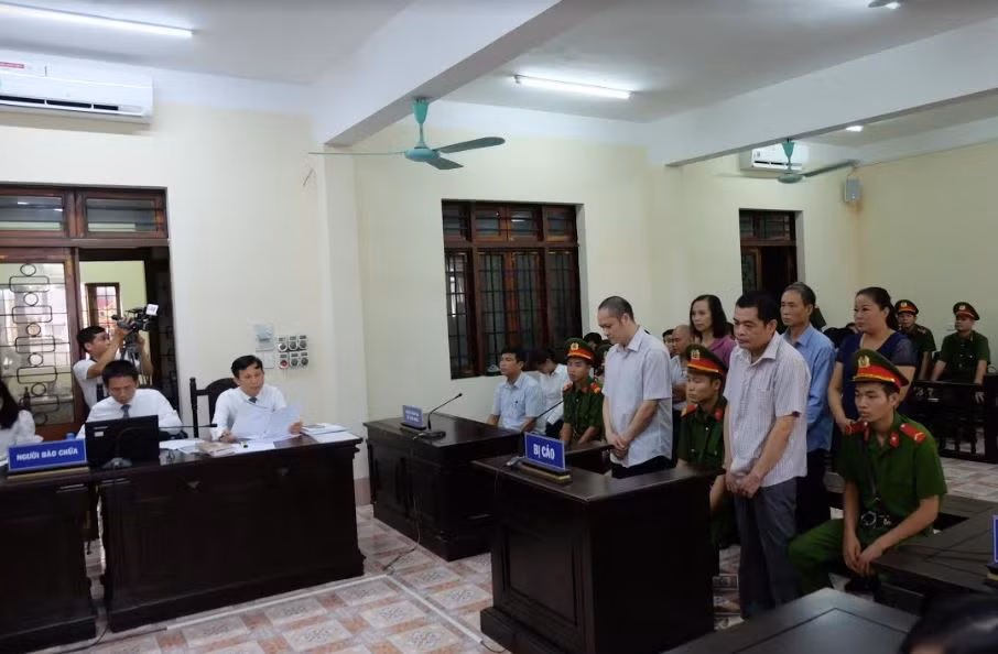 Các bị cáo hầu tòa trong vụ tiêu cực thi cử tại Hà Giang. ảnh: Trần Phương.