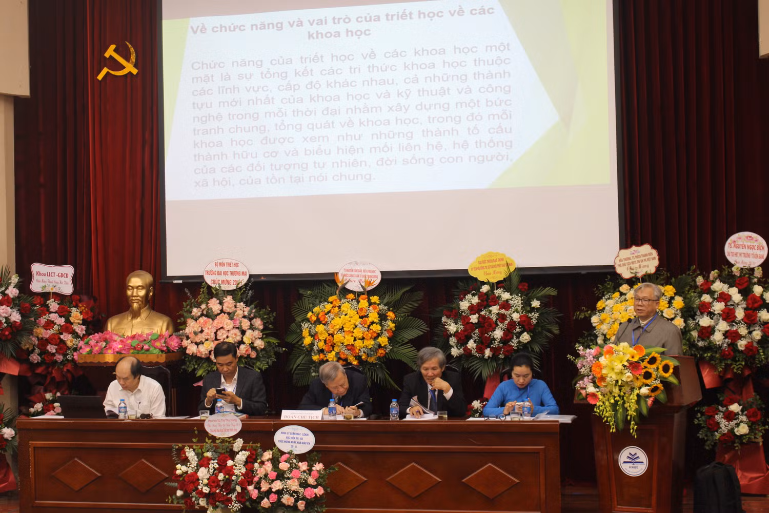 Tiến sĩ Phạm Văn Chung, nguyên giảng viên Trường Đại học Khoa học xã hội và Nhân văn (Đại học Quốc gia Hà Nội) trình bày báo cáo tại Hội thảo. Tiến sĩ Phạm Văn Chung, nguyên giảng viên Trường Đại học Khoa học xã hội và Nhân văn (Đại học Quốc gia Hà Nội) trình bày báo cáo tại Hội thảo.