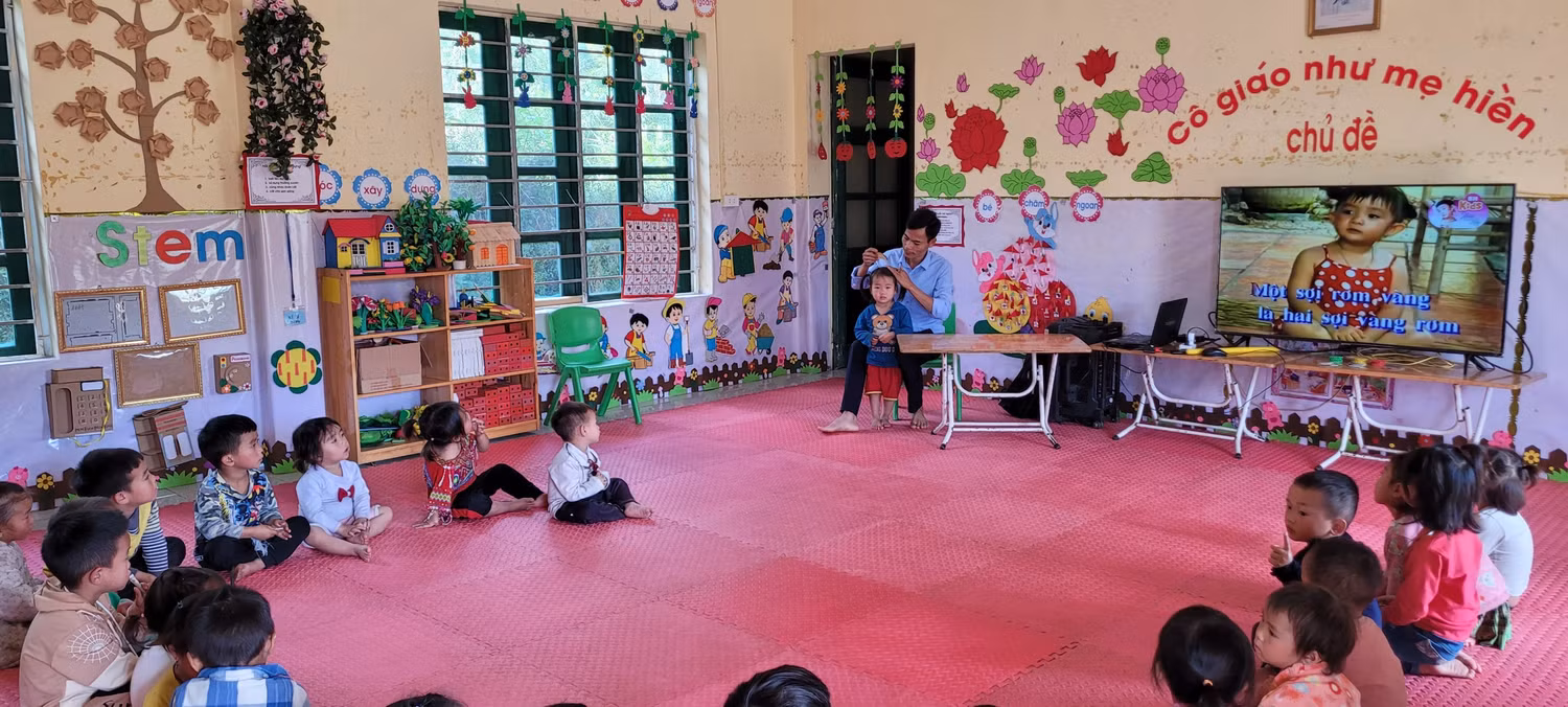 Thầy Lê Văn Thắng đang buộc tóc cho học trò. Ảnh nhân vật cung cấp.