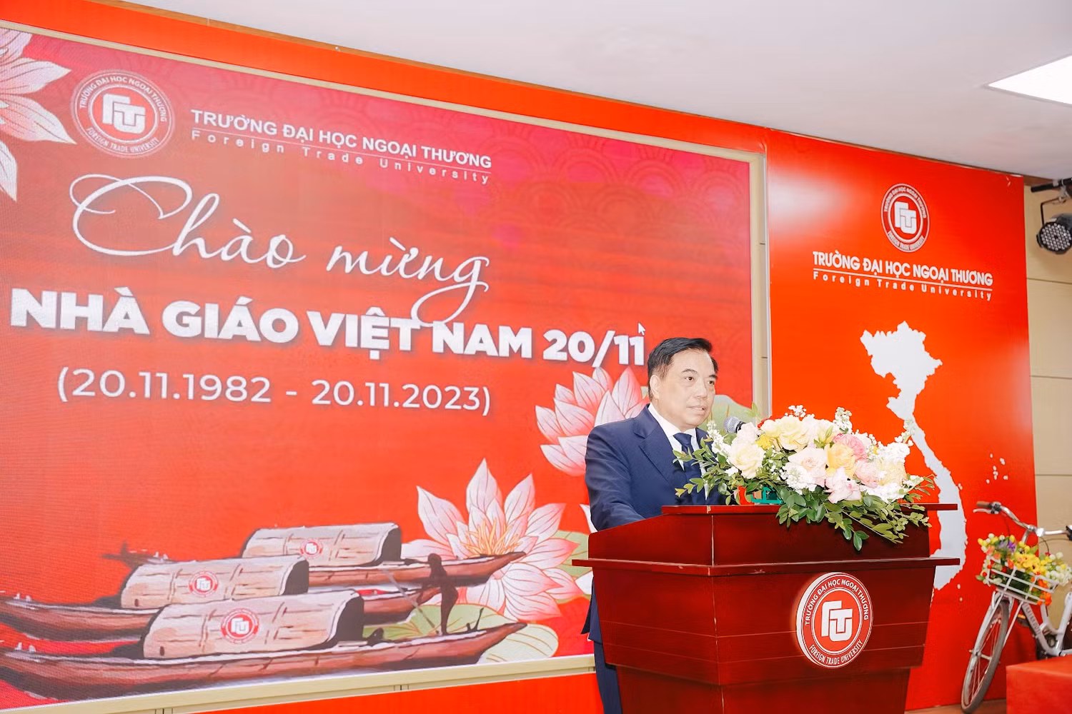 Phó Giáo sư, Tiến sĩ Bùi Anh Tuấn - Bí thư Đảng ủy, Hiệu trưởng Trường Đại học Ngoại thương phát biểu trong buổi lễ. Ảnh nhà trường cung cấp. Phó Giáo sư, Tiến sĩ Bùi Anh Tuấn - Bí thư Đảng ủy, Hiệu trưởng Trường Đại học Ngoại thương phát biểu trong buổi lễ. Ảnh nhà trường cung cấp.