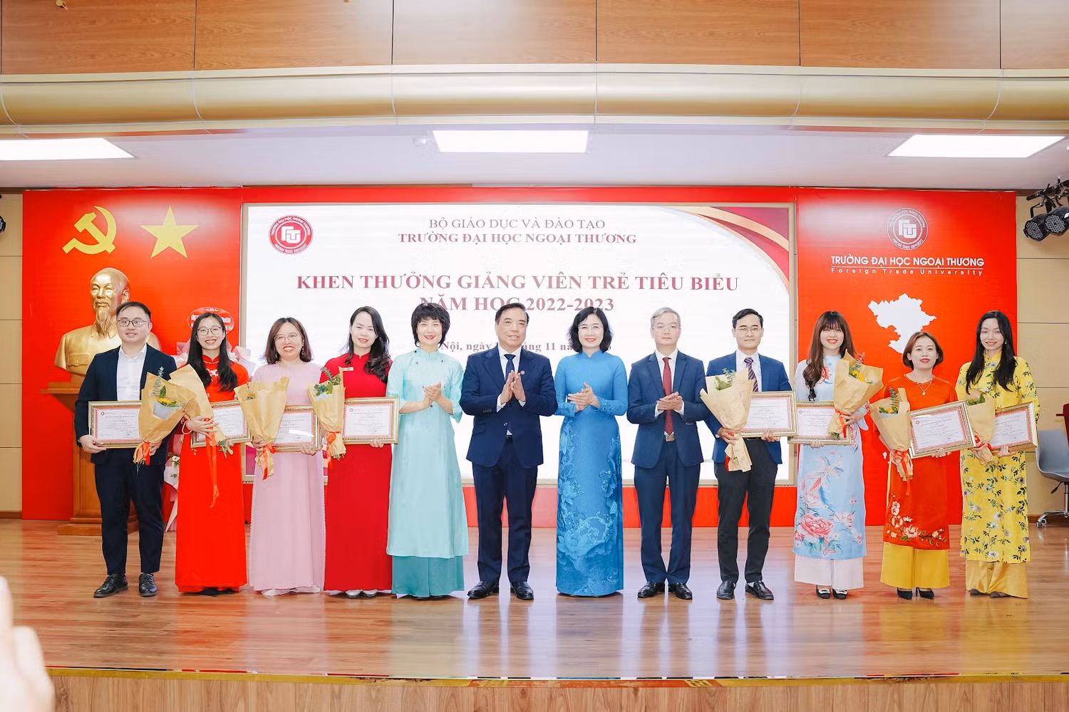 Lãnh đạo Trường Đại học Ngoại thương trao tặng Kỷ niệm chương Vì sự nghiệp giáo dục của Bộ trưởng Bộ Giáo dục và Đào tạo cho 27 giảng viên của trường. Ảnh nhà trường cung cấp. Lãnh đạo Trường Đại học Ngoại thương trao tặng Kỷ niệm chương Vì sự nghiệp giáo dục của Bộ trưởng Bộ Giáo dục và Đào tạo cho 27 giảng viên của trường. Ảnh nhà trường cung cấp.