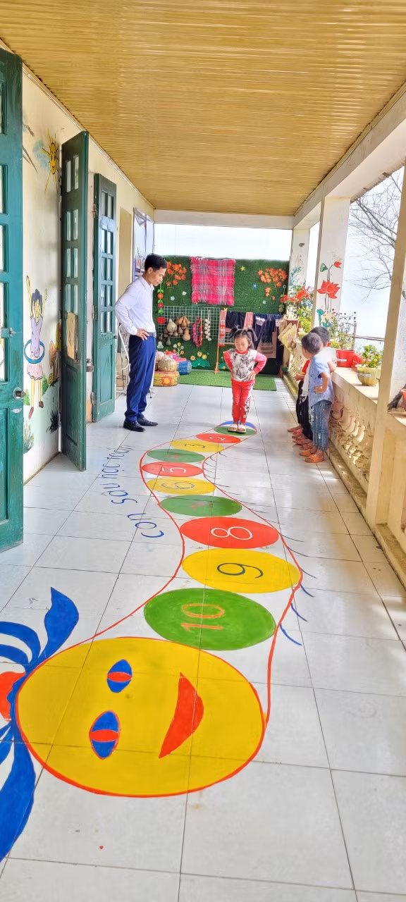 Thầy Lê Văn Thắng dạy trẻ chơi trò chơi "Con sâu học Toán". Ảnh nhân vật cung cấp