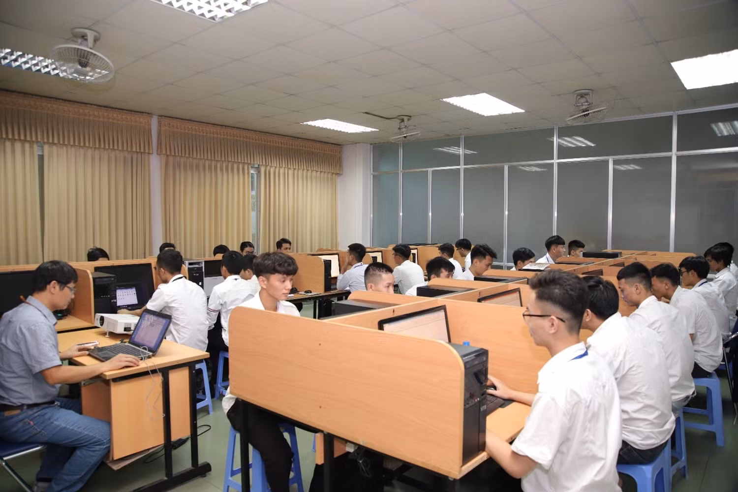 Sinh viên Trường Đại học Công nghiệp Thành phố Hồ Chí Minh. Ảnh website nhà trường Sinh viên Trường Đại học Công nghiệp Thành phố Hồ Chí Minh. Ảnh website nhà trường