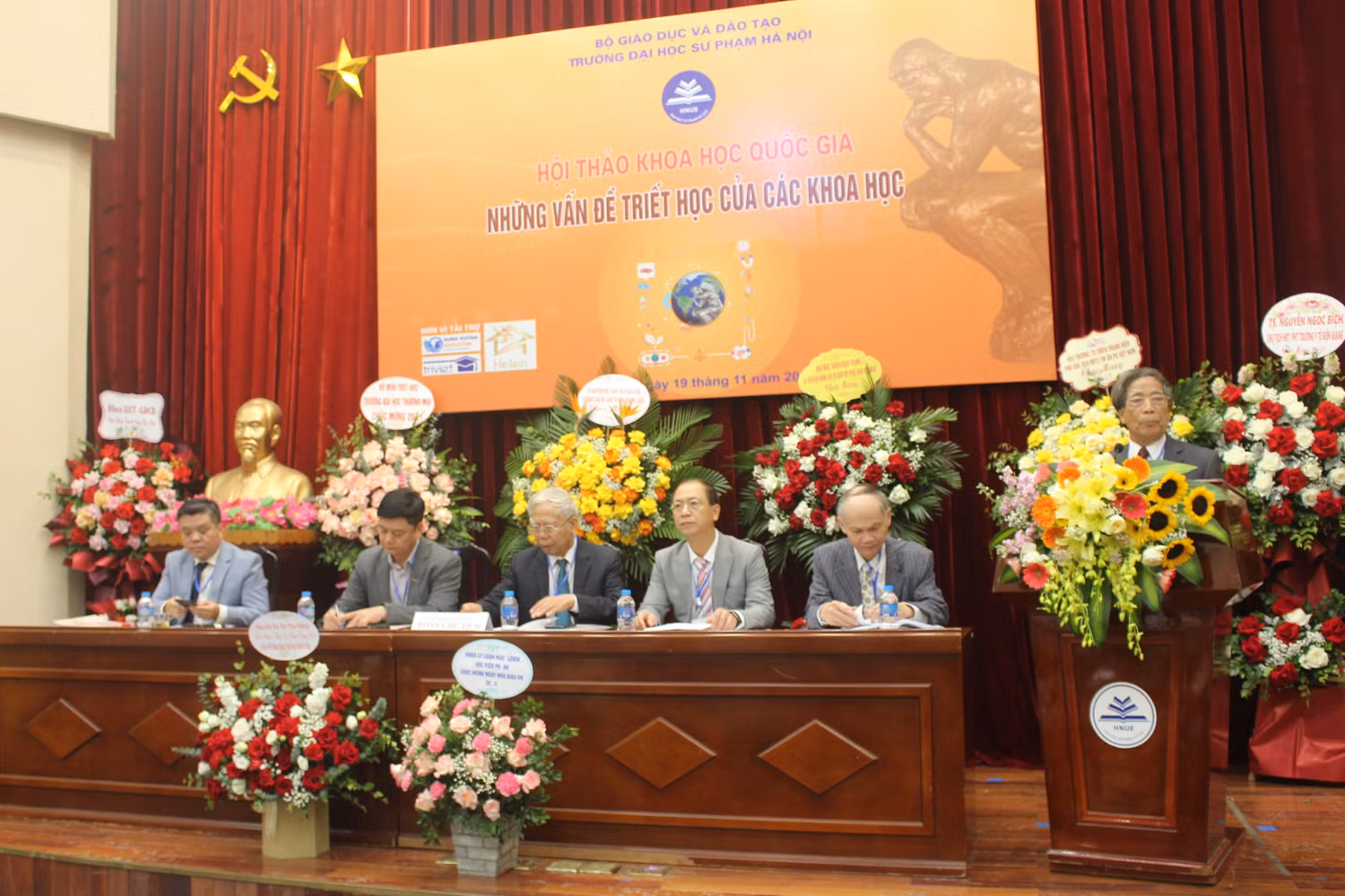 Phó Giáo sư, Tiến sĩ Nguyễn Viết Chữ - giảng viên Khoa Ngữ văn Trường Đại học Sư phạm Hà Nội phát biểu tại Hội thảo. Phó Giáo sư, Tiến sĩ Nguyễn Viết Chữ - giảng viên Khoa Ngữ văn Trường Đại học Sư phạm Hà Nội phát biểu tại Hội thảo.