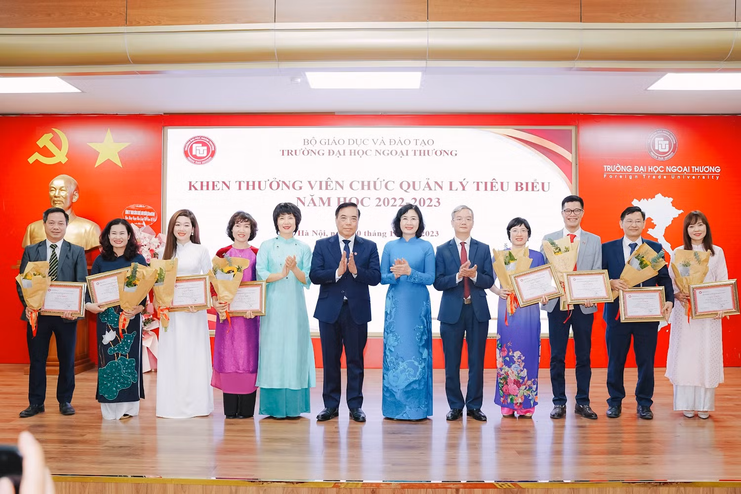 1.000 giảng viên, sinh viên Trường ĐH Ngoại thương hát hoà ca nhân ngày 20/11 ảnh 4 1.000 giảng viên, sinh viên Trường ĐH Ngoại thương hát hoà ca nhân ngày 20/11 ảnh 4
