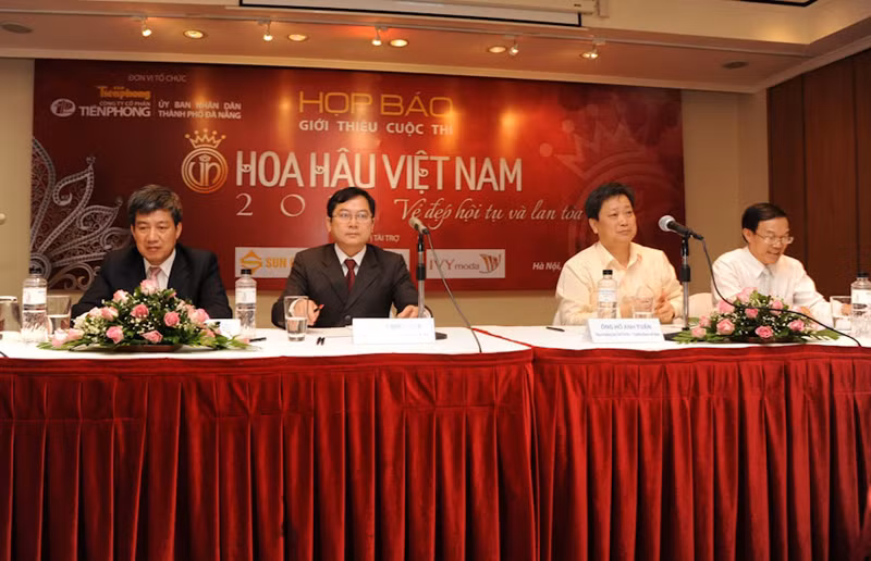 Từ 500 triệu đồng năm 2010, số tiền dành cho người đoạt vương miện tại cuộc thi nhan sắc quốc gia năm nay không những không tăng mà chỉ còn 300 triệu đồng. Theo đó, ông Lê Xuân Sơn - Trưởng ban tổ chức cuộc thi Hoa hậu Việt Nam - cho biết cơ cấu giải thưởng cuộc thi năm nay gồm: Hoa hậu 300 triệu đồng; Á hậu 1 là 150 triệu đồng, Á hậu 2 là 100 triệu đồng, các giải phụ 30 triệu đồng đồng gồm: Người đẹp Tài năng, Người đẹp Biển, Người đẹp Áo dài, Người đẹp có gương mặt khả ái, Người đẹp được khán giả bình chọn nhiều nhất…
