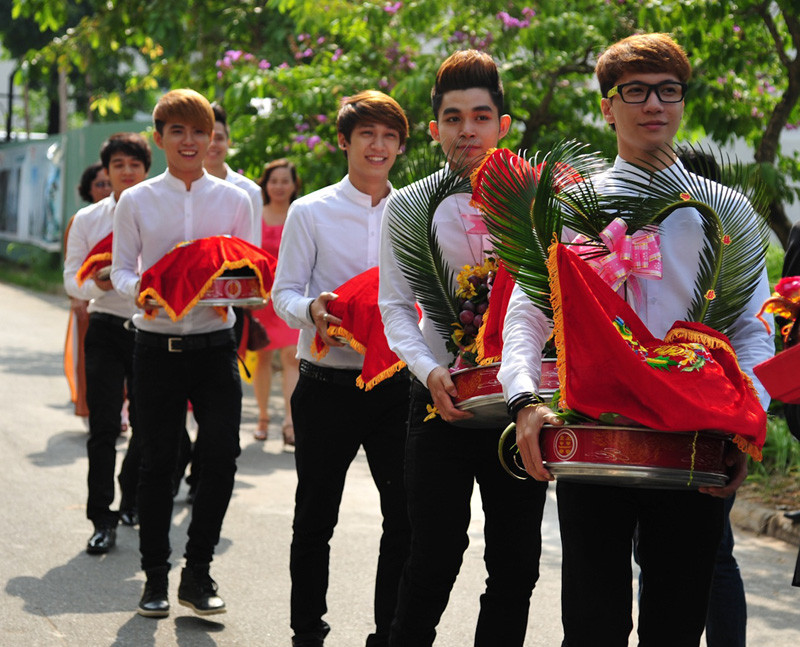 Rất nhiều anh em, bạn bè là nghệ sỹ tới chia vui với cặp vợ chồng trẻ như Ưng Hoàng Phúc, nhóm nhạc 365.