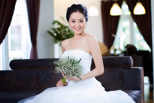 Bộ ảnh cưới của Phan Thị Lý được chụp tại chính căn nhà sang trọng của chồng cô tại TP HCM. Đây cũng là tổ ấm mà cô sẽ sinh sống sau khi kết hôn.
