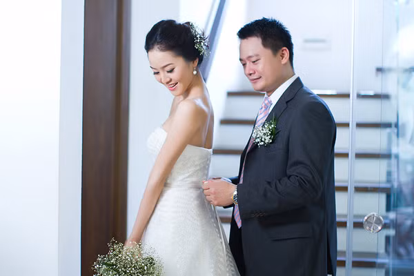 Phan Thị Lý chia sẻ, chồng cô là người gốc Nha Trang và đang sinh sống, kinh doanh tài chính tại TP HCM. Vì quê chồng ở thành phố biển nên cặp tân lang, tân nương đã quyết định tổ chức đám cưới lãng mạn trên bãi biển Nha Trang vào ngày 19/5 với số lượng khách mời hạn chế, chủ yếu là gia đình và bạn bè thân thiết.