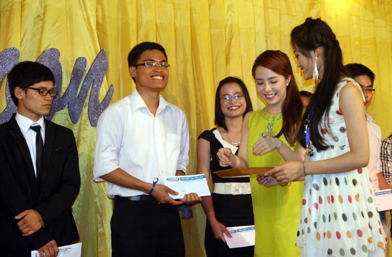 Quỳnh Nga trao học sổng của Báo Giáo dục VN tặng các sinh viên.