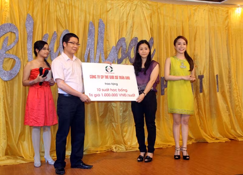 Công ty CP Thế giới số Trần Anh trao 10 suất học bổng trị giá 1 triệu đồng/suất cho trường Đại học Kinh Tế. Những xuất học bổng phần nào giúp các bạn sinh viên khắc phục khó khăn, phấn đấu học tập tốt hơn nữa...