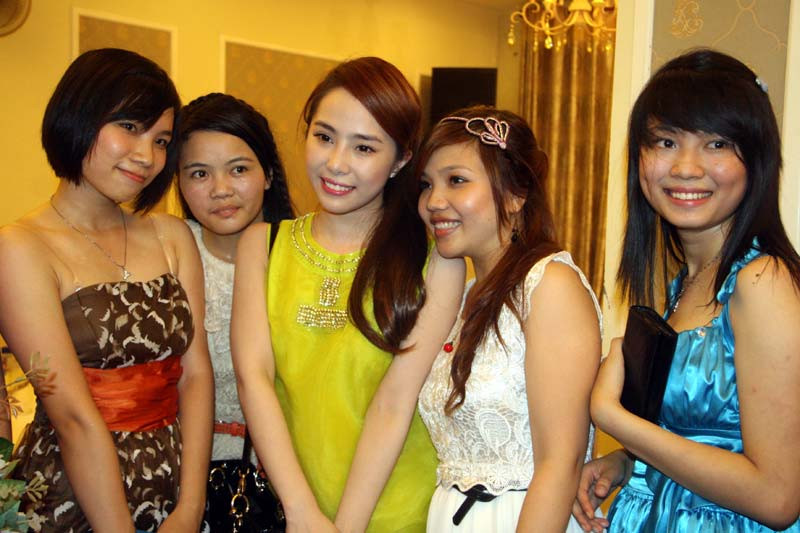 Dù không trình diễn trên sân khấu, nhưng Quỳnh Nga bị không ít fan hâm mộ 'giữ' chân để chụp ảnh cùng.