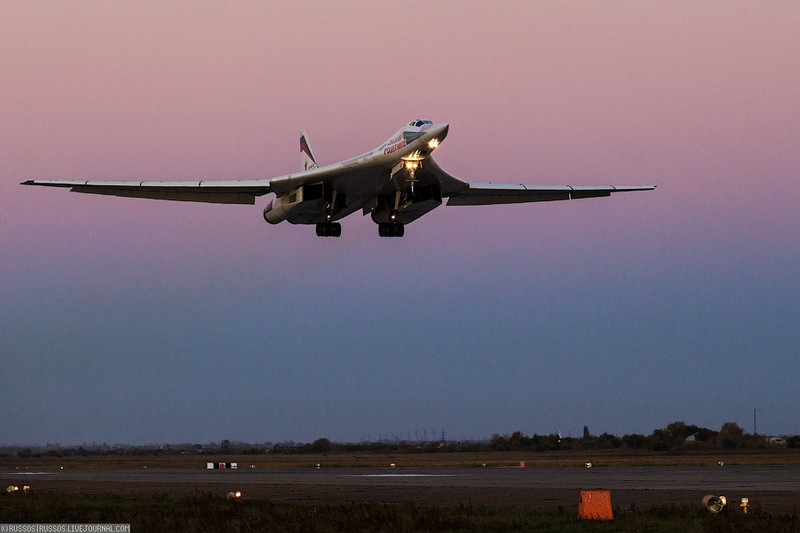 Oanh tạc cơ Tu-160.