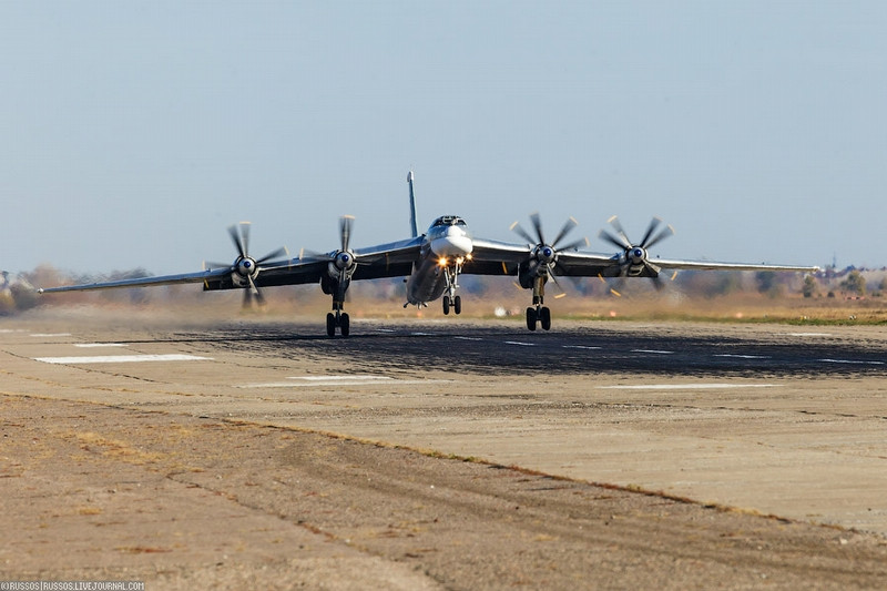 Oanh tạc cơ Tu-95MS.